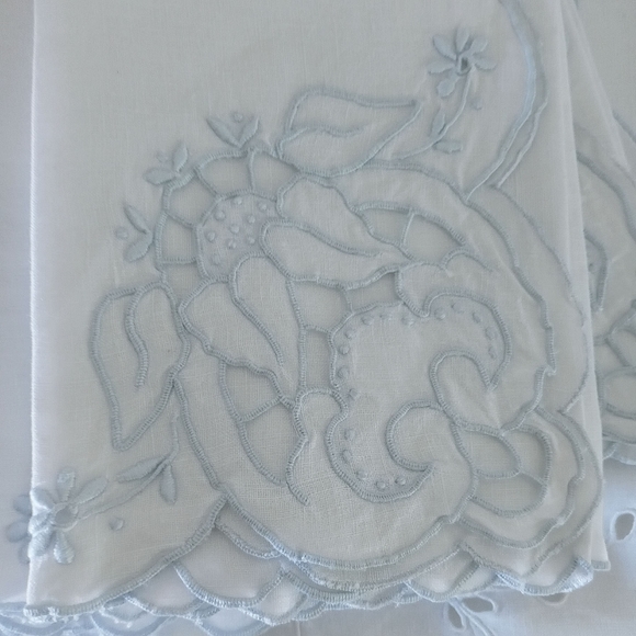 Set of Six Scalloped Edges Linen Napkins - Picture 2 of 2